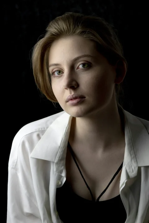 白い襟付きシャツを着た女性