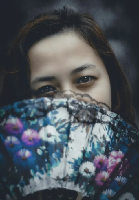 戴着蓝粉色花卉头巾的女人