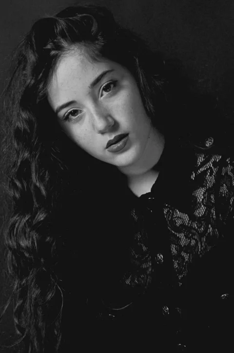 身穿黑色蕾丝上衣的女子