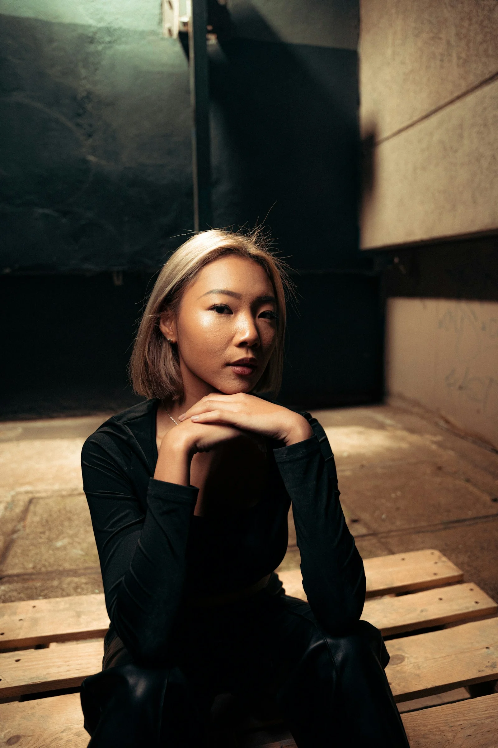 坐在木製長椅上的女子