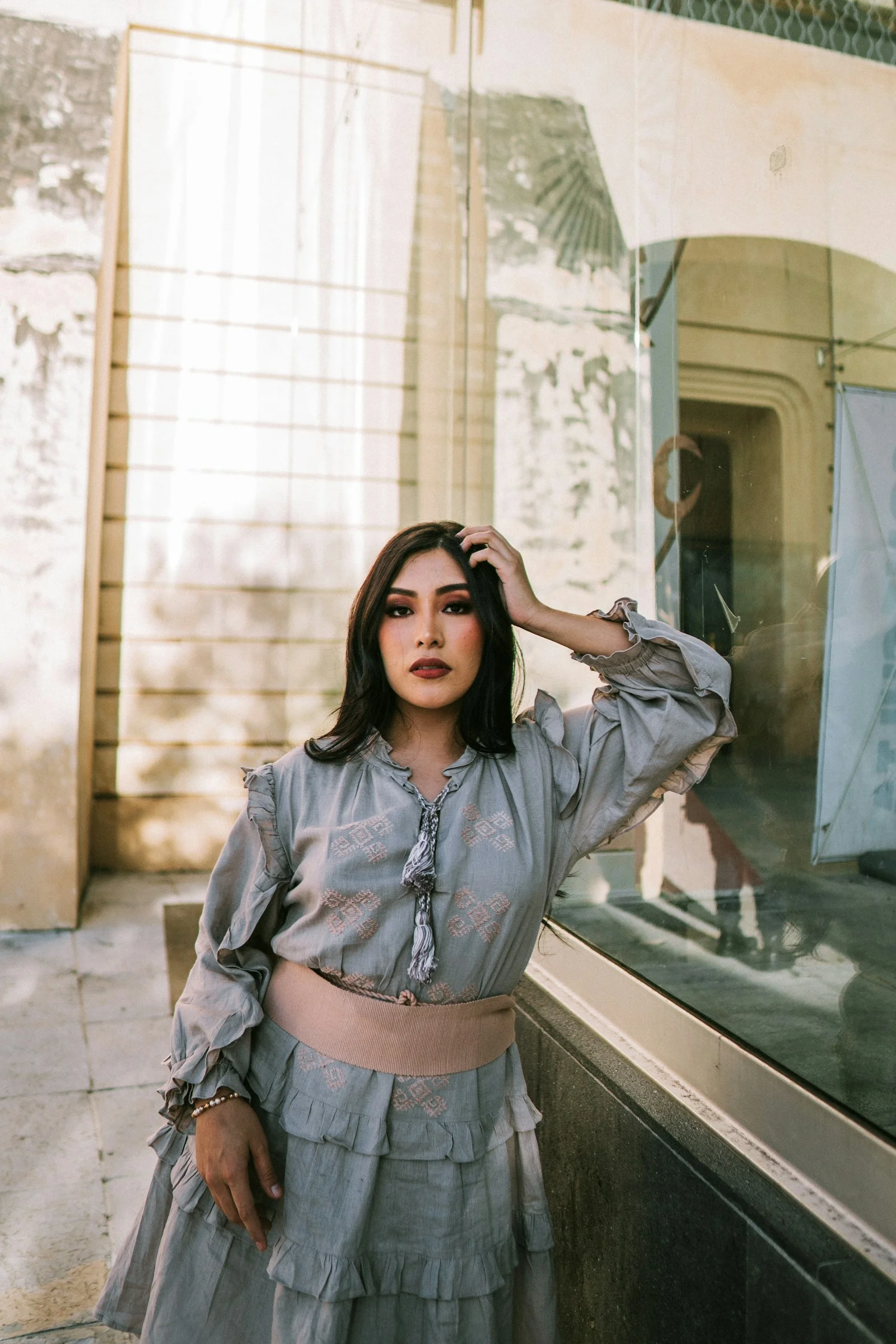 가벼운 원피스를 입고 야외에서 포즈를 취하는 여성