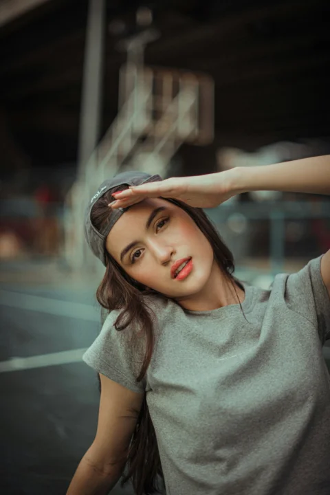 穿着灰色圆领T恤的女人