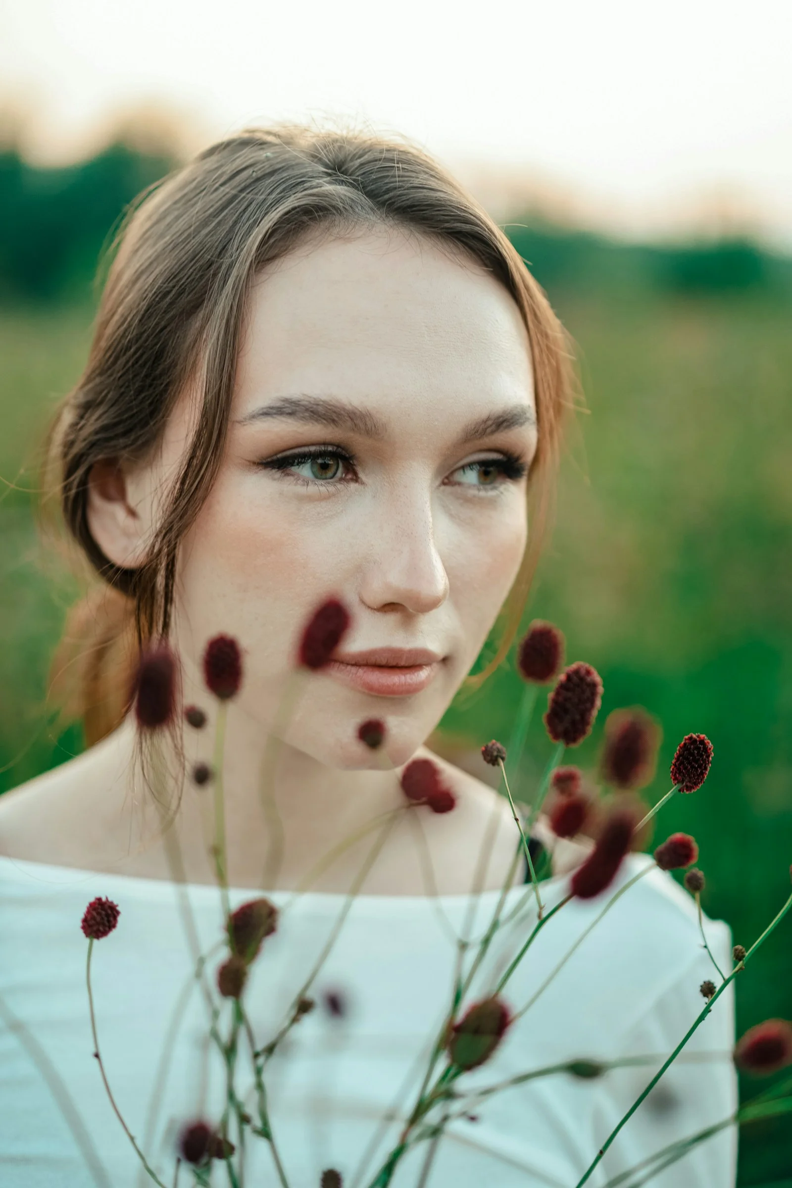 穿白衬衫的女人手持一束花