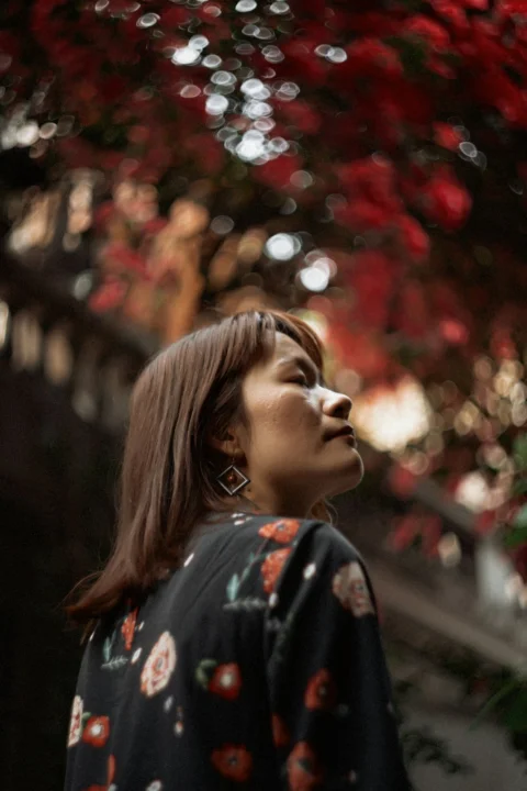 身穿黑白衬衫的女子