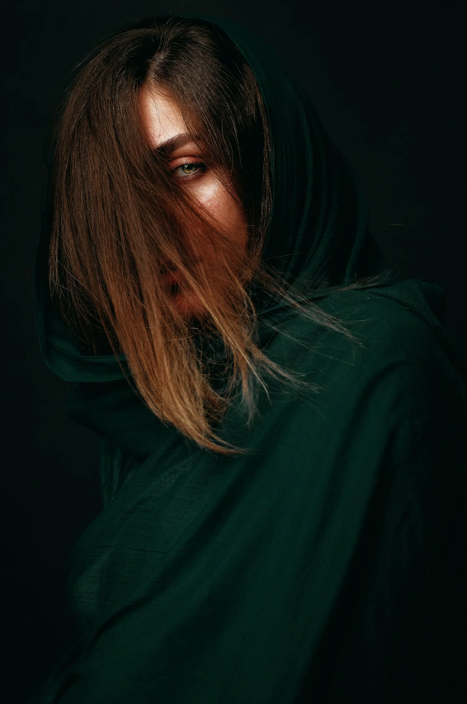 穿着绿色长袖衬衫的女人