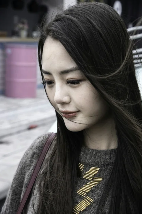 穿灰色针织毛衣微笑的女人