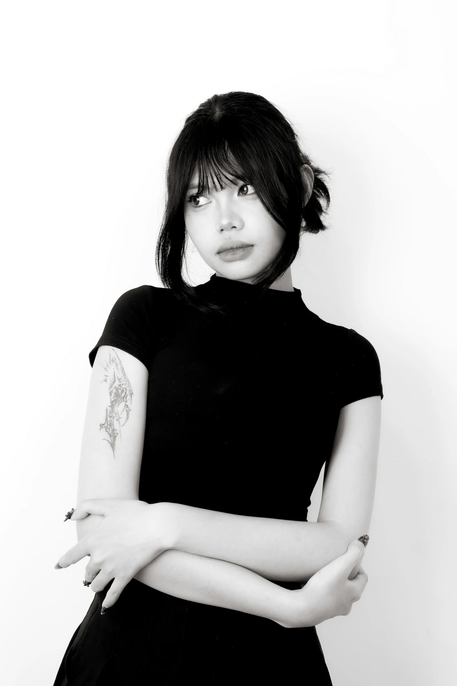 前髪のある黒いドレス姿の若い女性