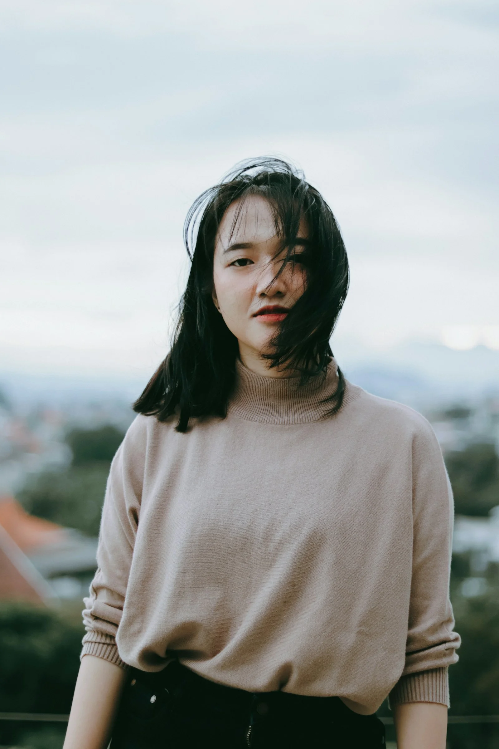 身穿米色高领毛衣的女子