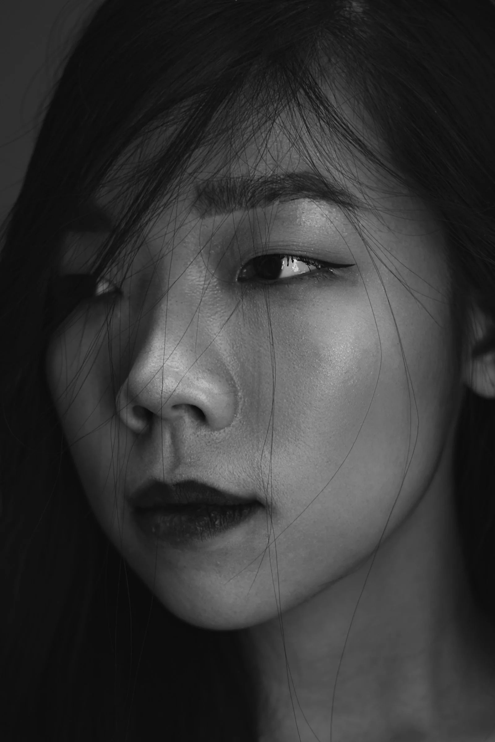 소녀 얼굴의 흑백 사진