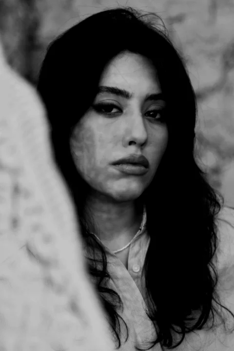 一位深色头发女人的黑白肖像