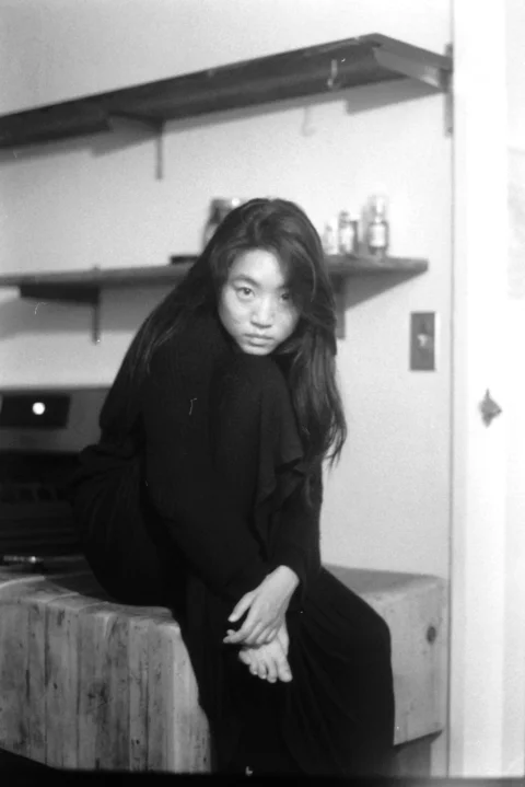 穿黑色长袖衬衫坐在椅子上的女人