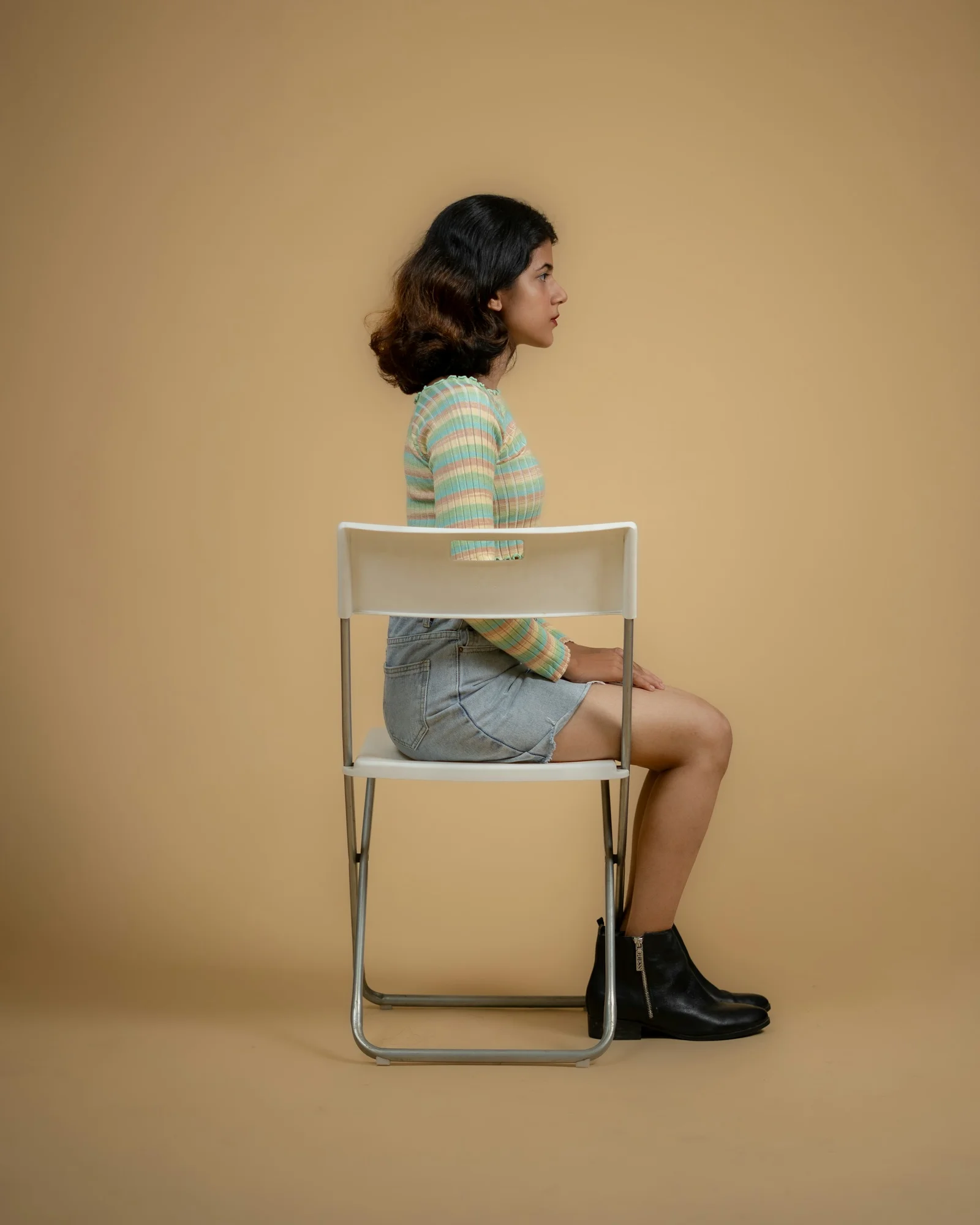 의자에 다리를 꼬고 앉아 있는 여성