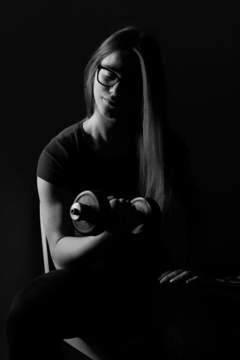 穿黑色T恤坐在地板上的女子