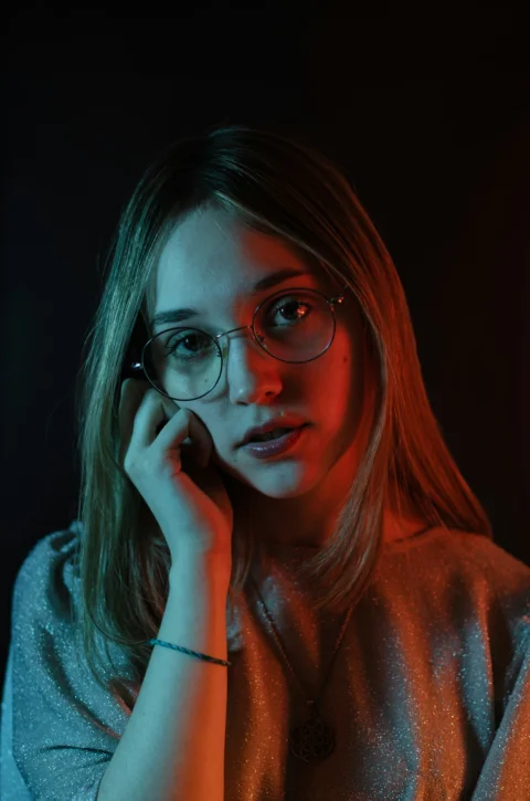 戴眼鏡的女子正在用手機通話