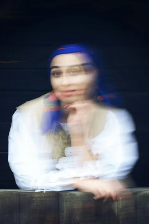 青い髪の女性のぼやけた写真