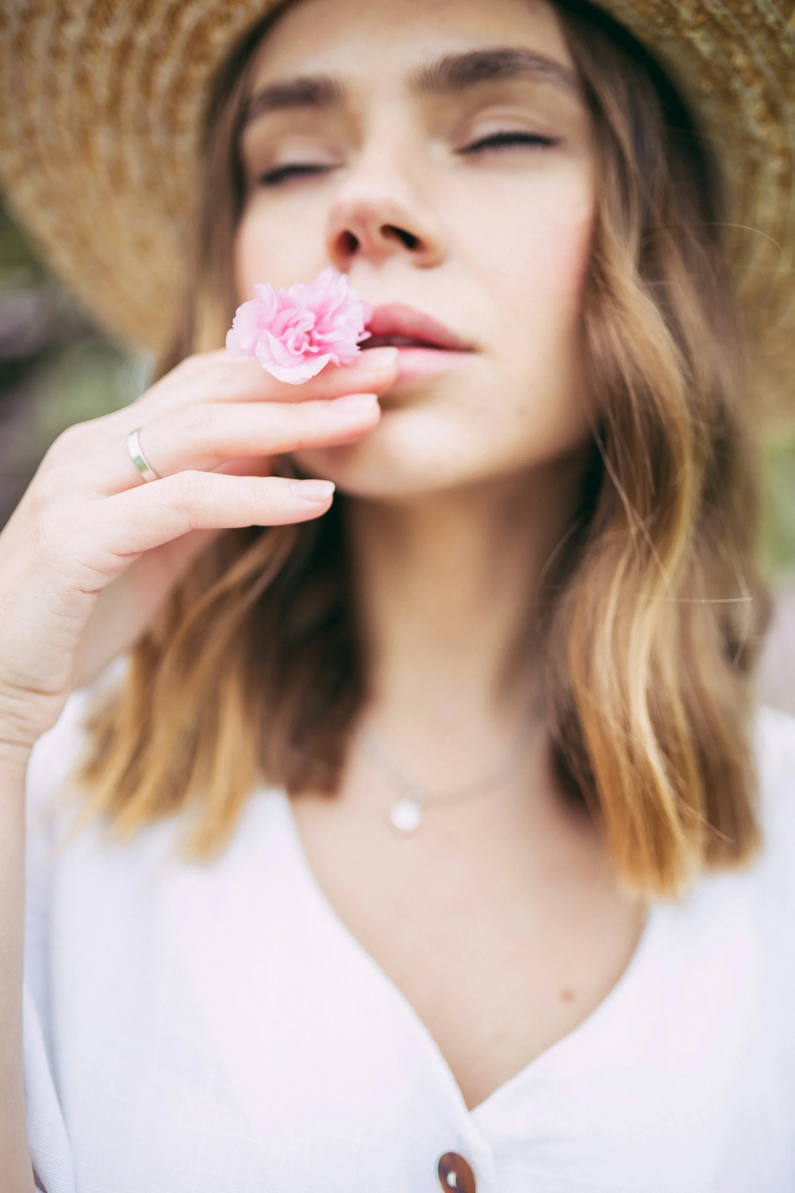 闻粉色花朵的女人