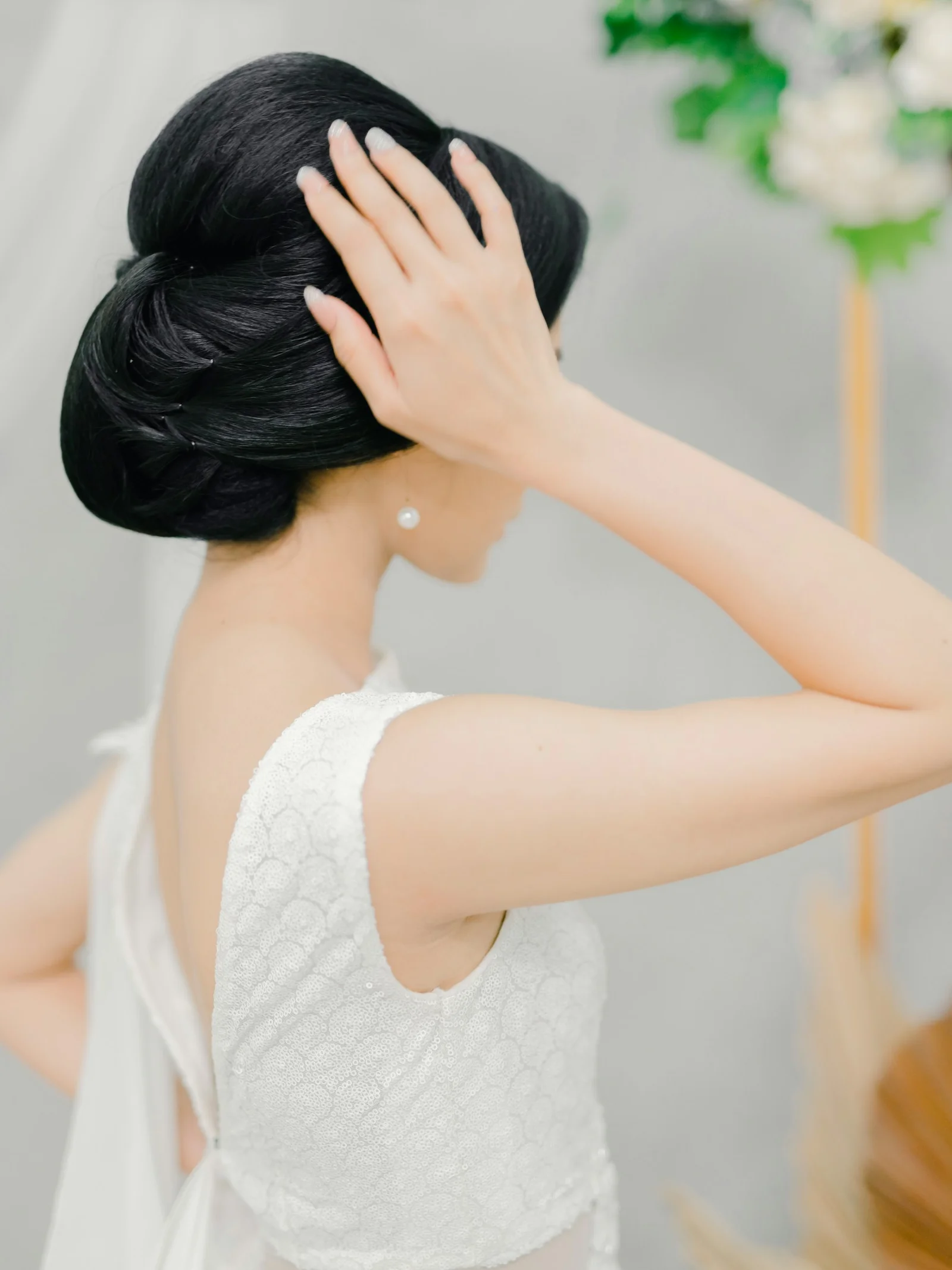 白いタンクトップを着た女性