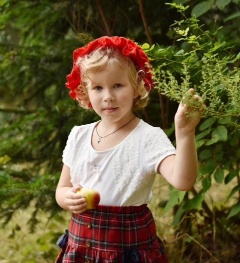 sweet daughter, little red riding hood, considerate person, apple