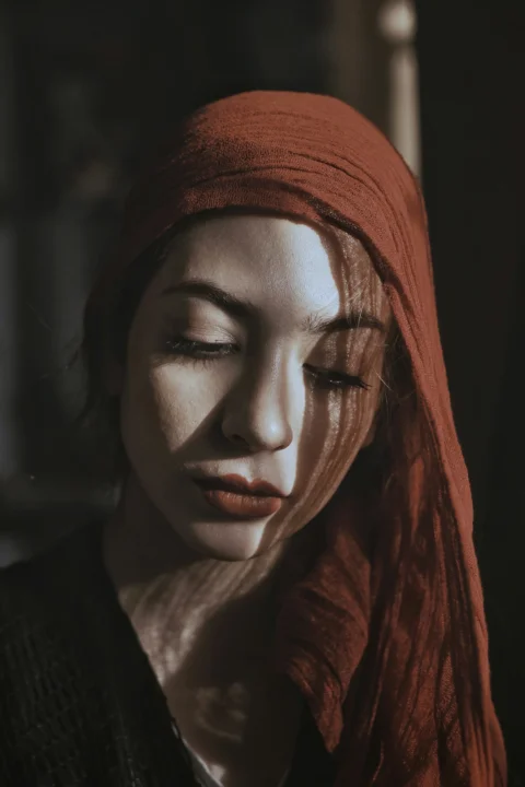 一名红发戴红围巾的女子