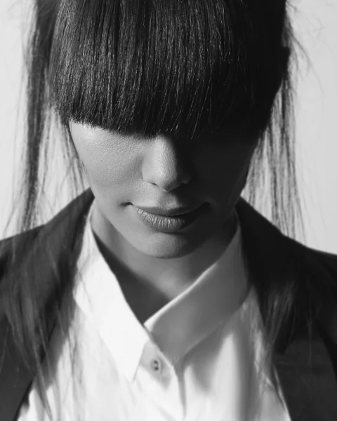 一张留刘海的女人的黑白照片