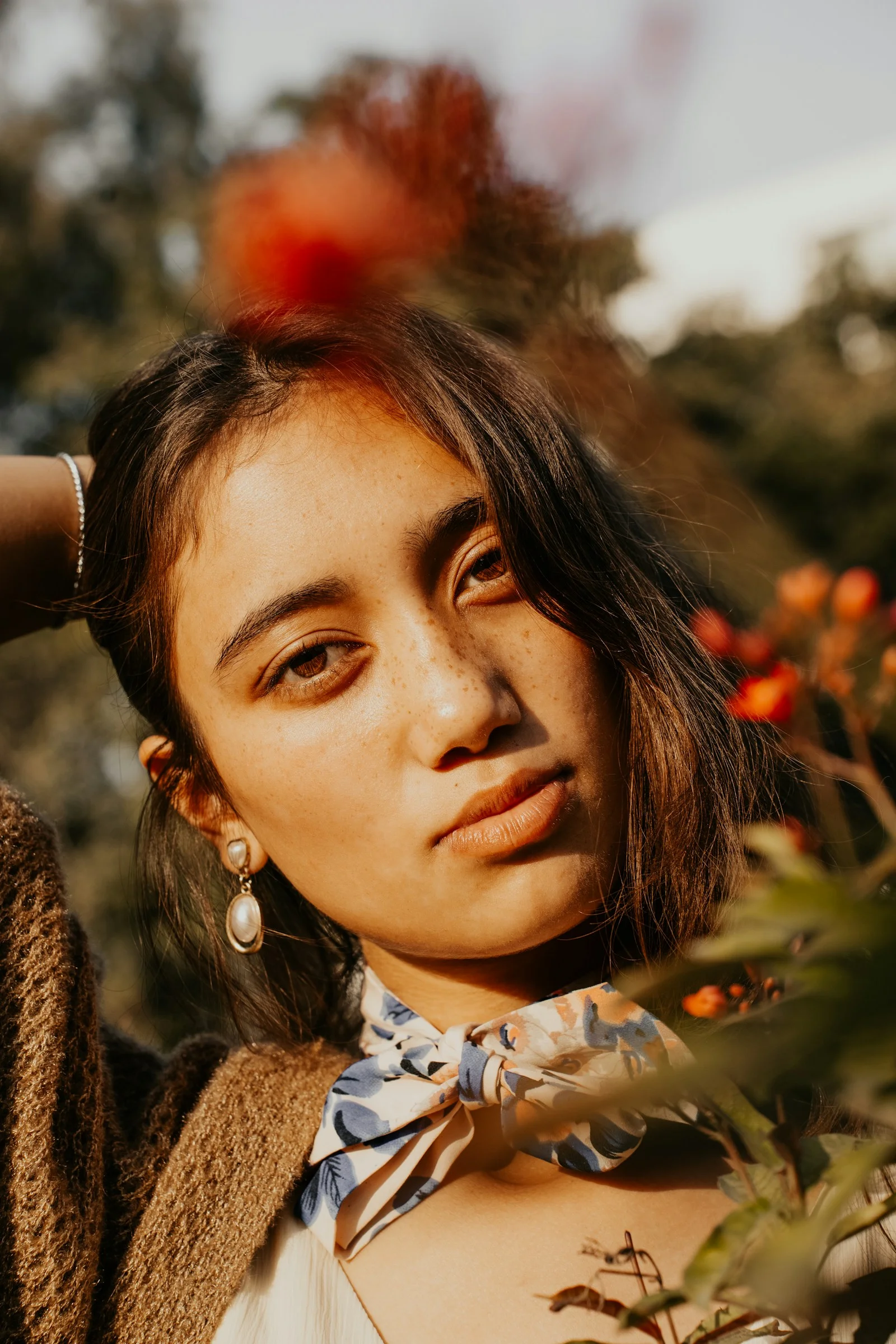 一位脖子上围着围巾的女子