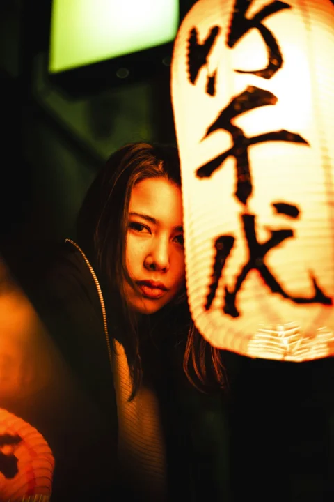 一位女子把灯笼举在脸前