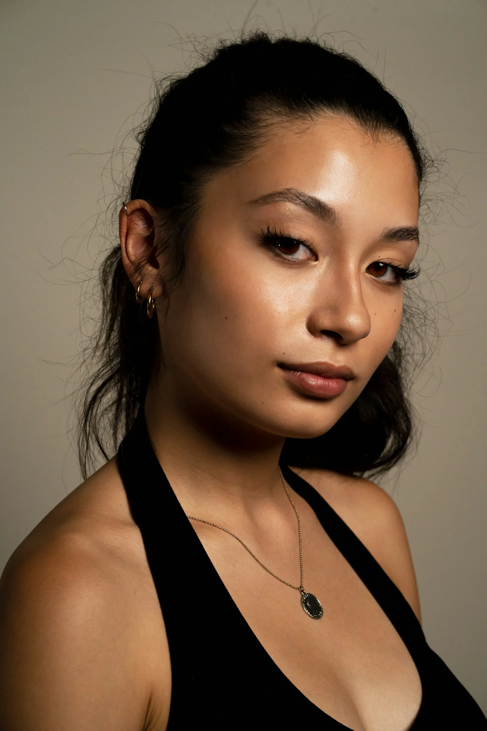 穿黑色背心的女子