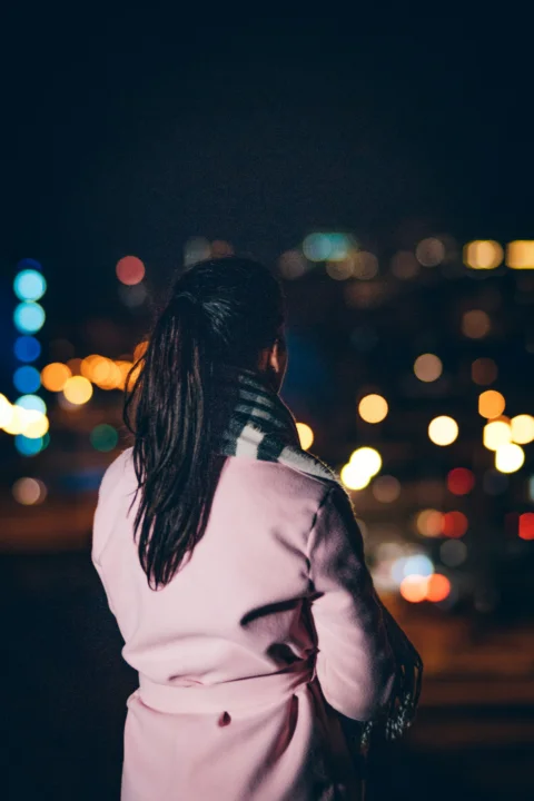 身穿粉色外套的女子