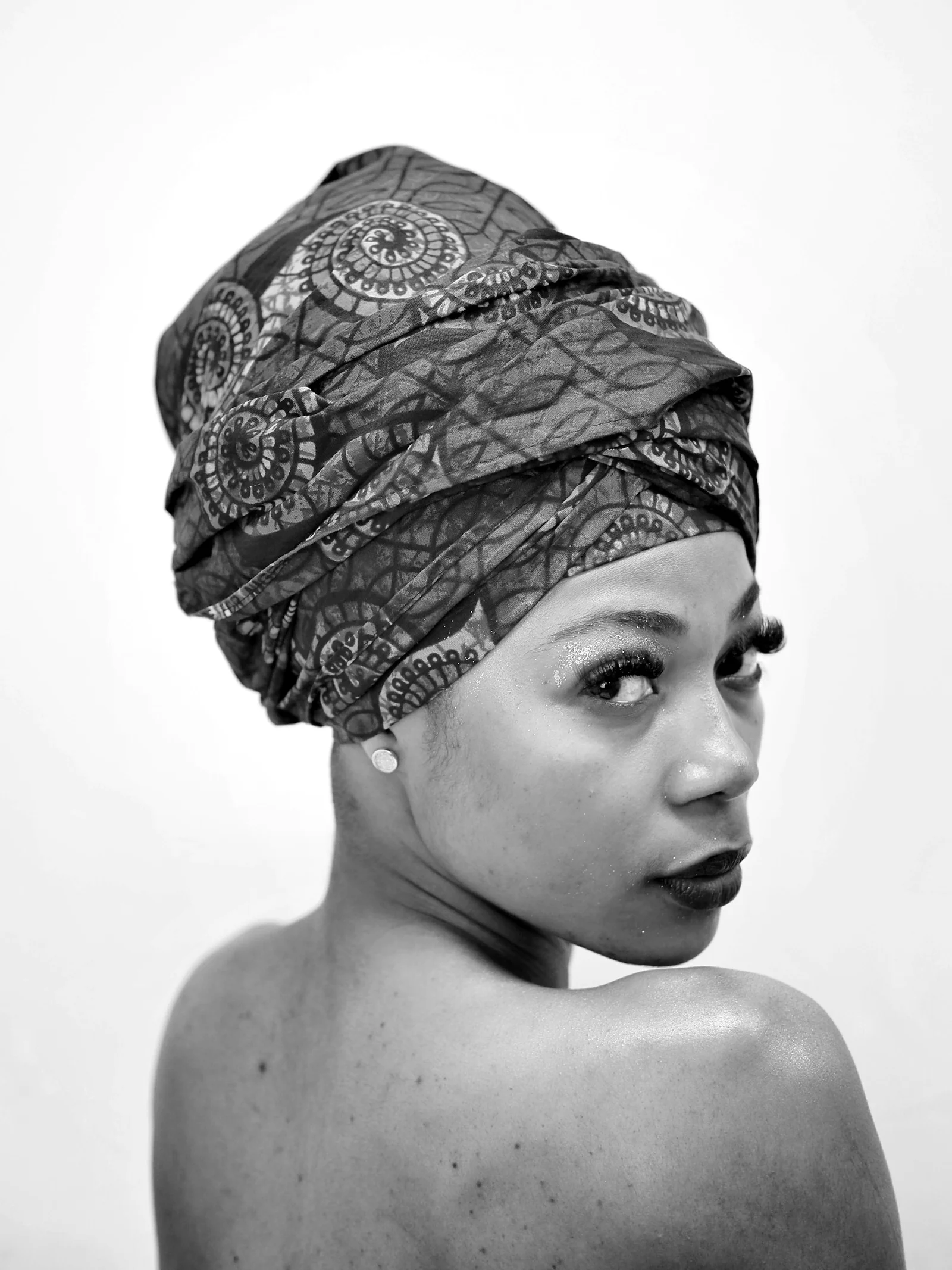 woman wearing black and white floral head dress