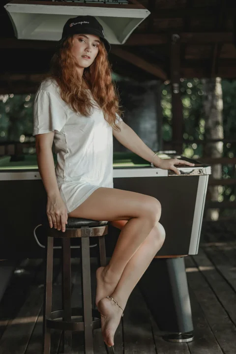 穿白襯衫坐在黑色椅子上的女子