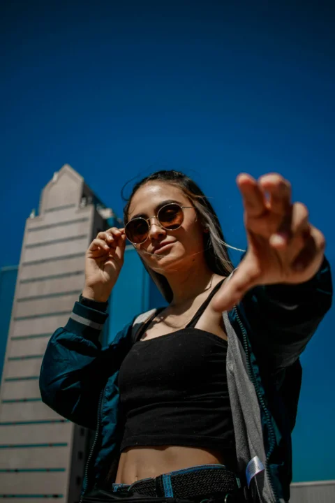身穿黑色背心戴太阳镜的女人