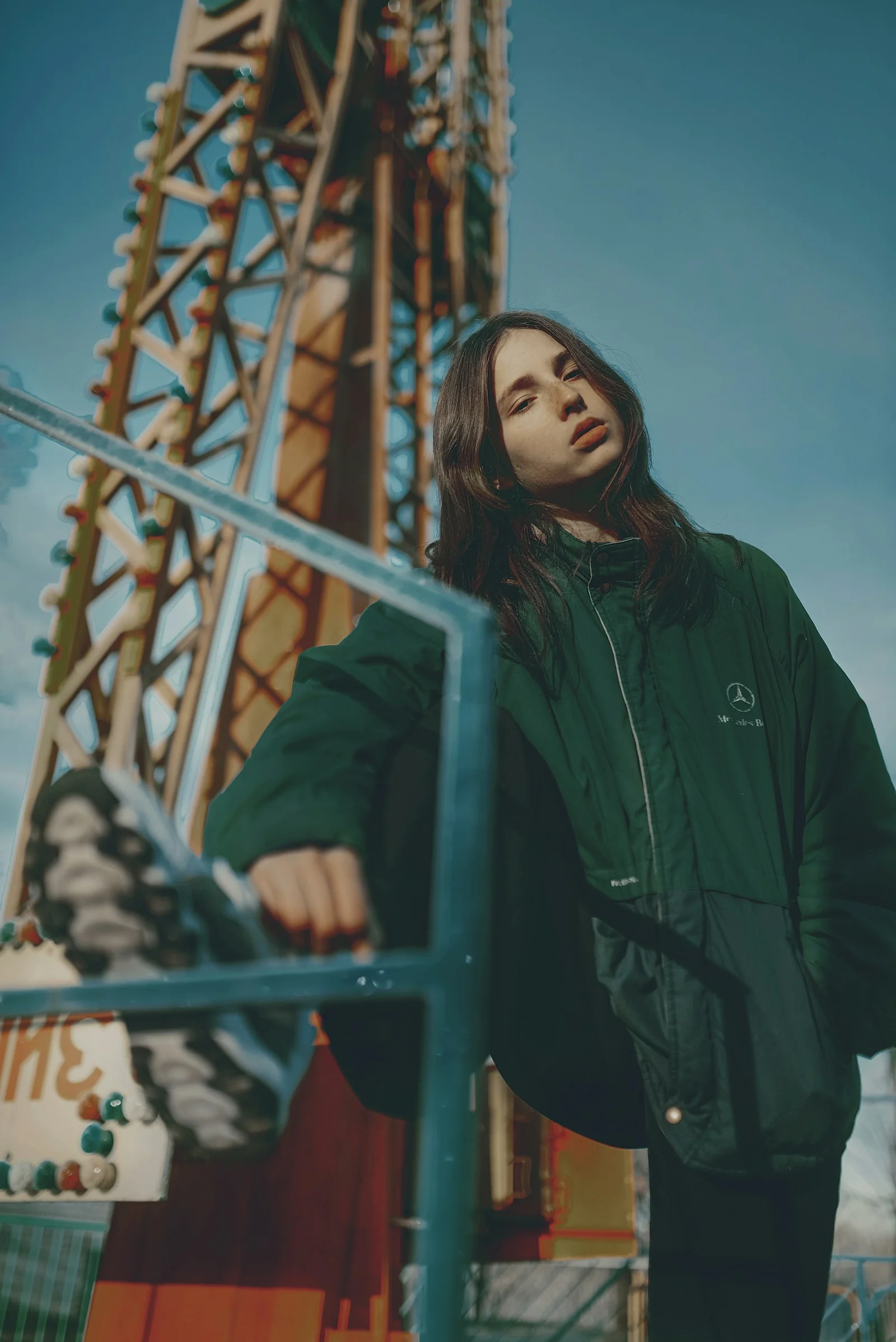站在摩天轮前的女子