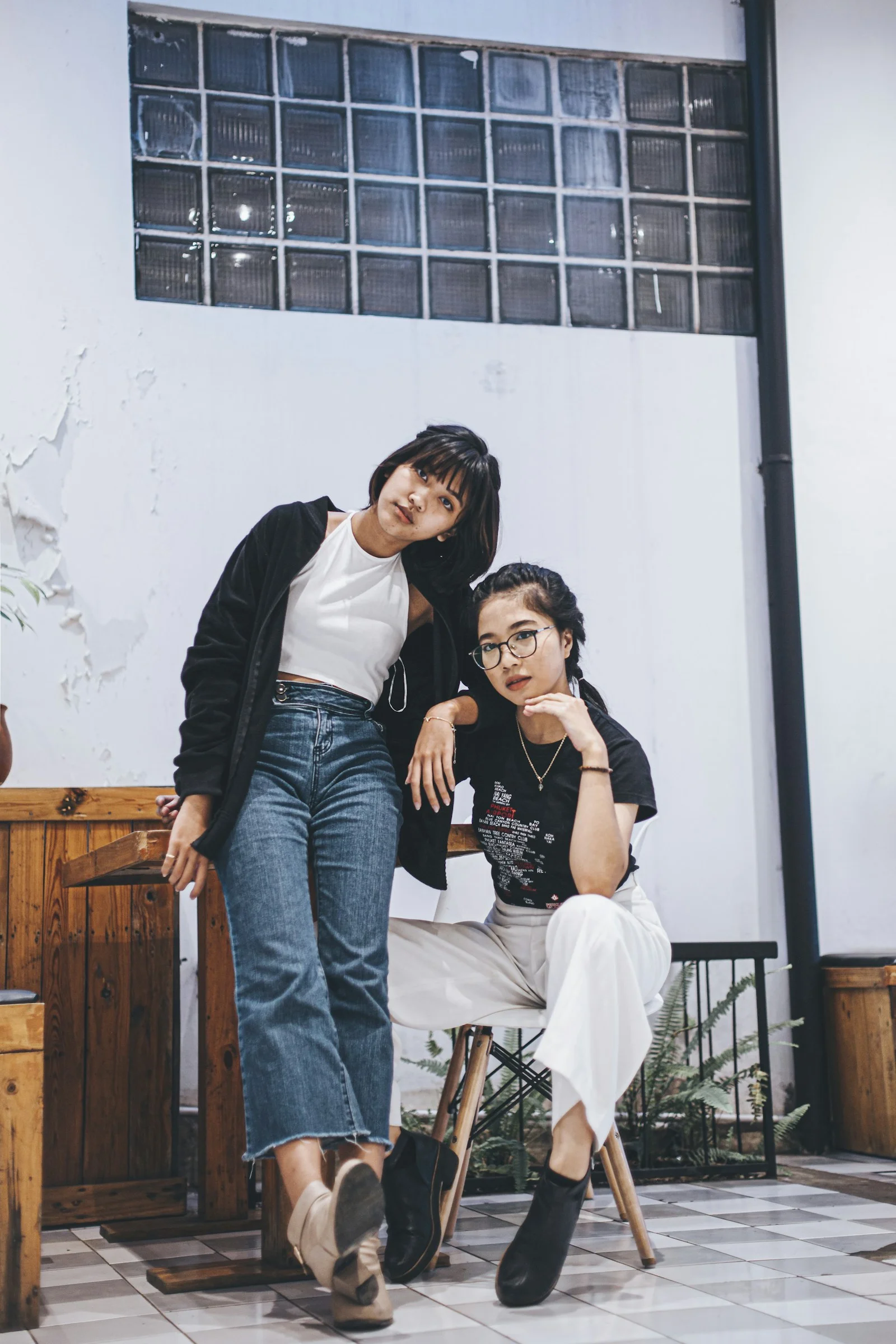 两个女人在一栋建筑物前摆姿势拍照