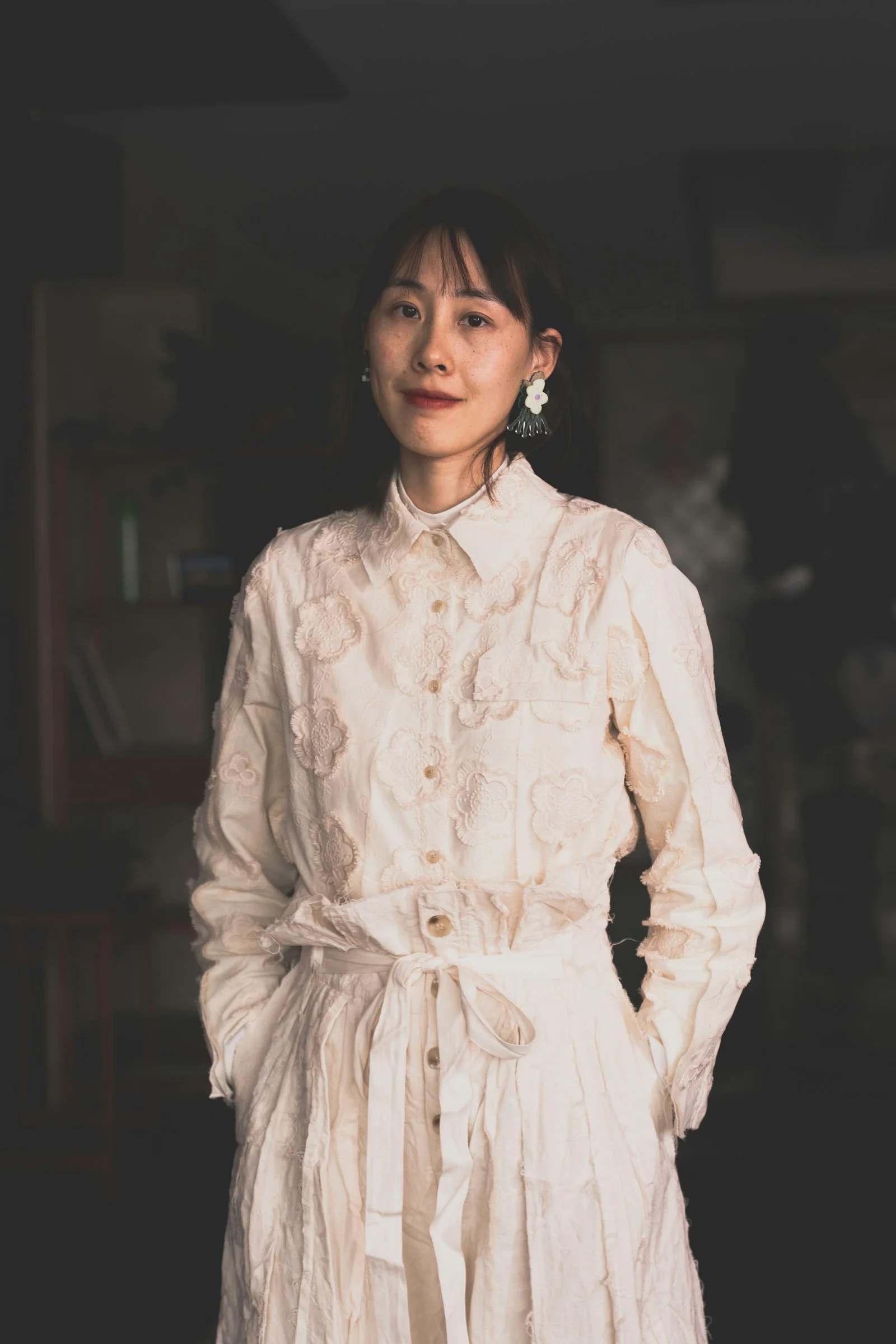 身穿白棕色花卉长袖连衣裙的女人