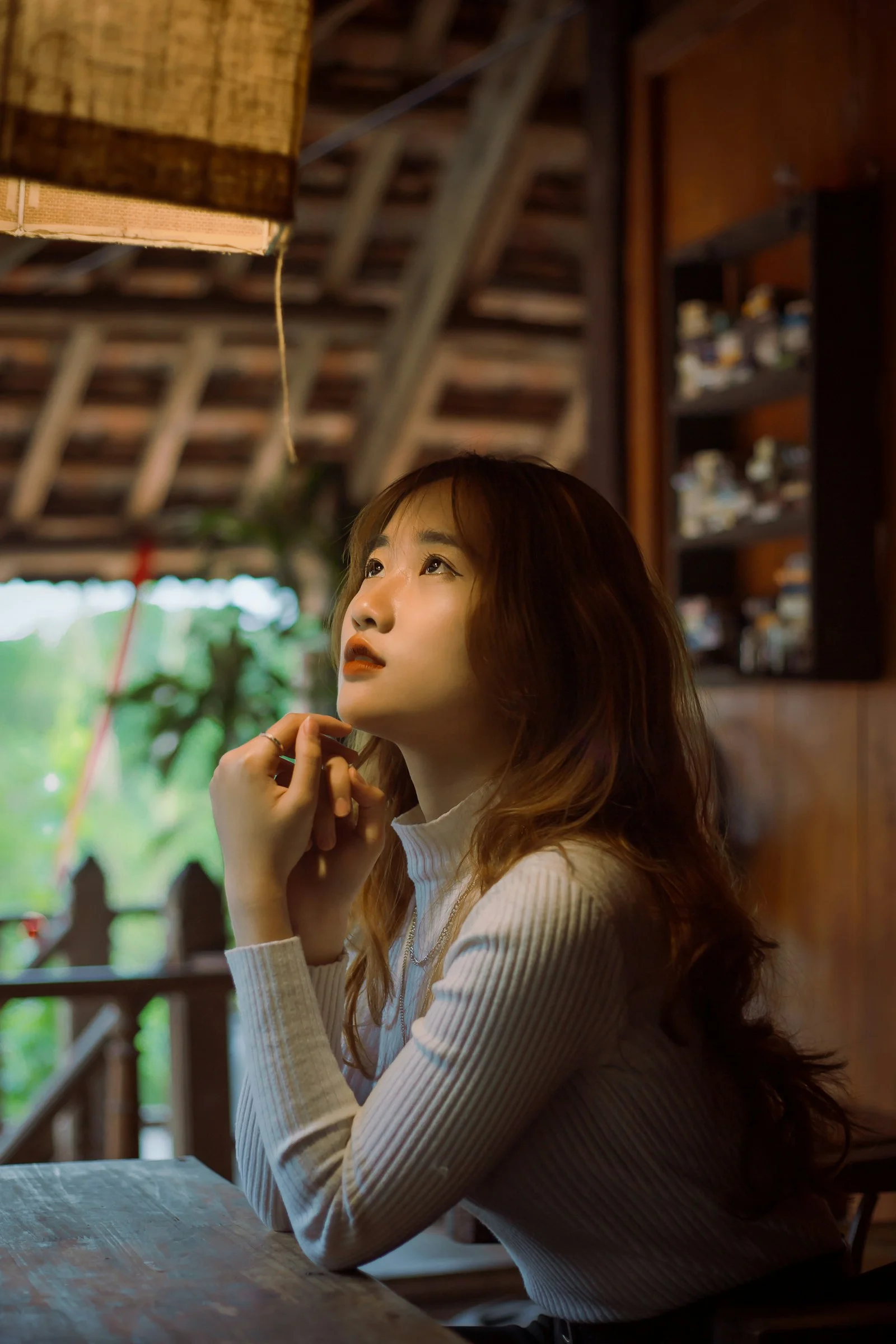 身穿黑白条纹长袖衬衫的女人