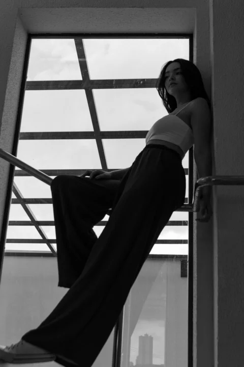 一位倚靠在窗台上的女人