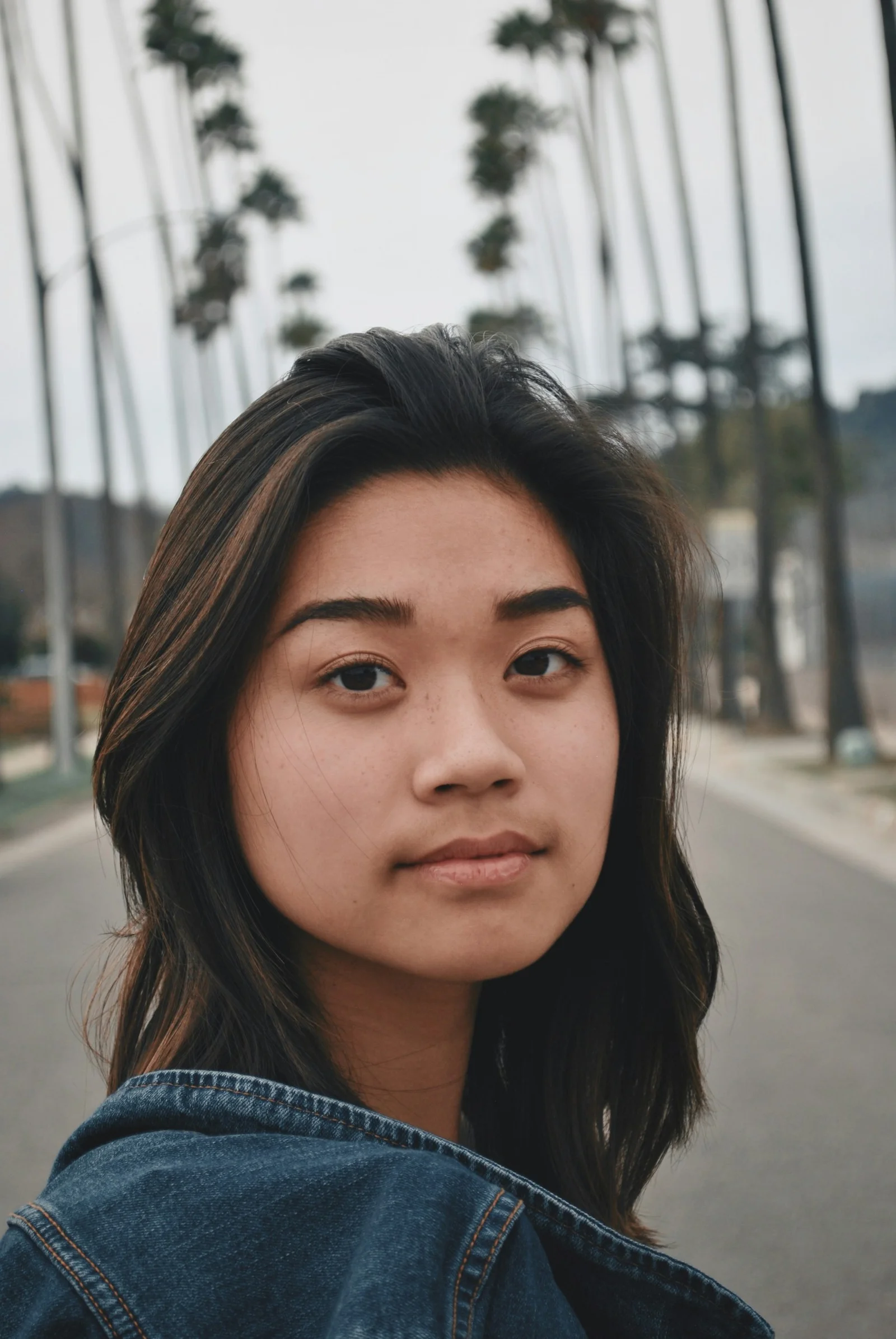 身穿蓝色牛仔外套的女人的浅景深照片