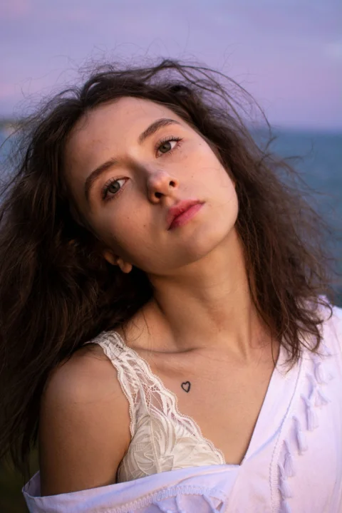 穿白色背心的女人