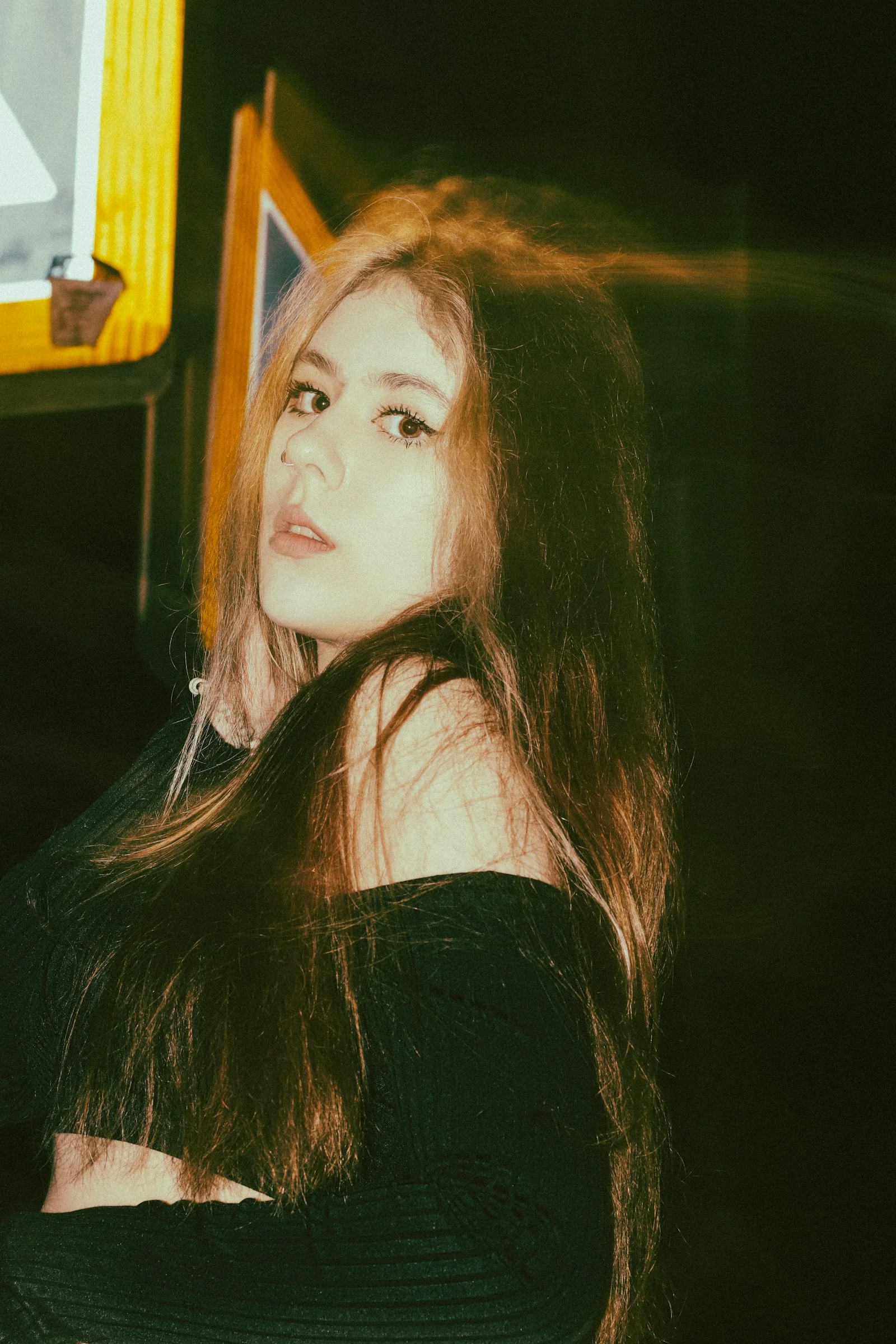 長髮女人站在籃球框前