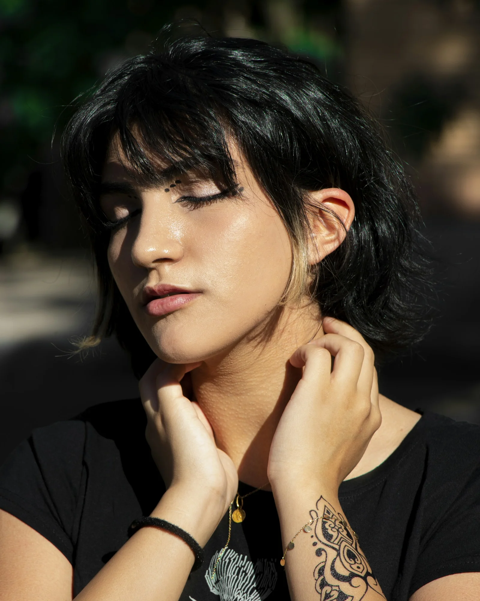 一个手放在脸上的女人
