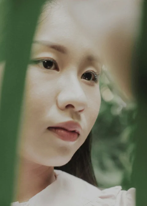 望着镜头的年轻亚洲女人