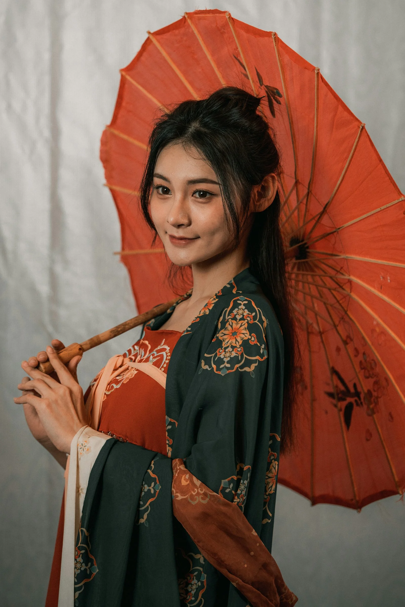 一个身穿和手持橙色雨伞的女人