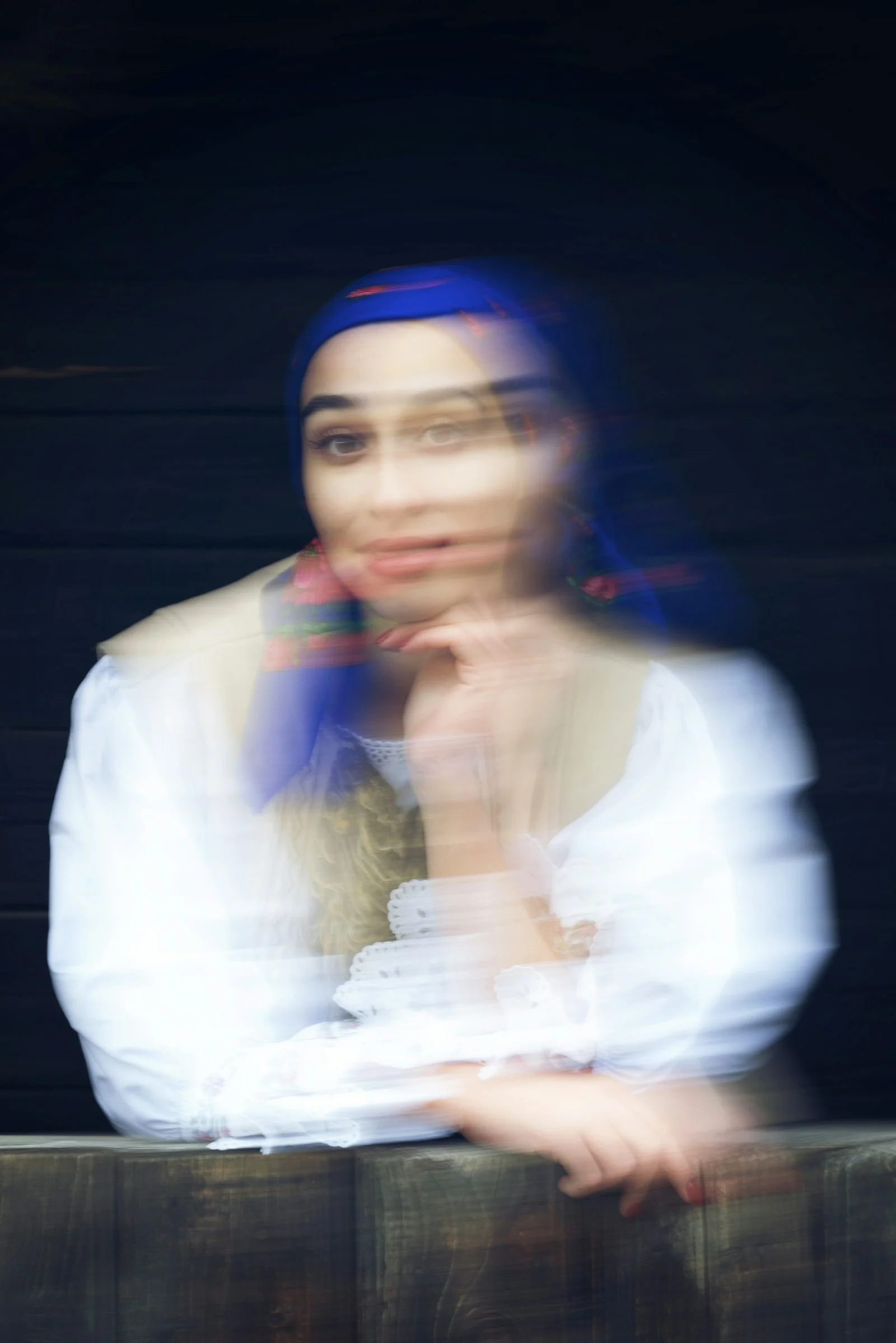 青い髪の女性のぼやけた写真