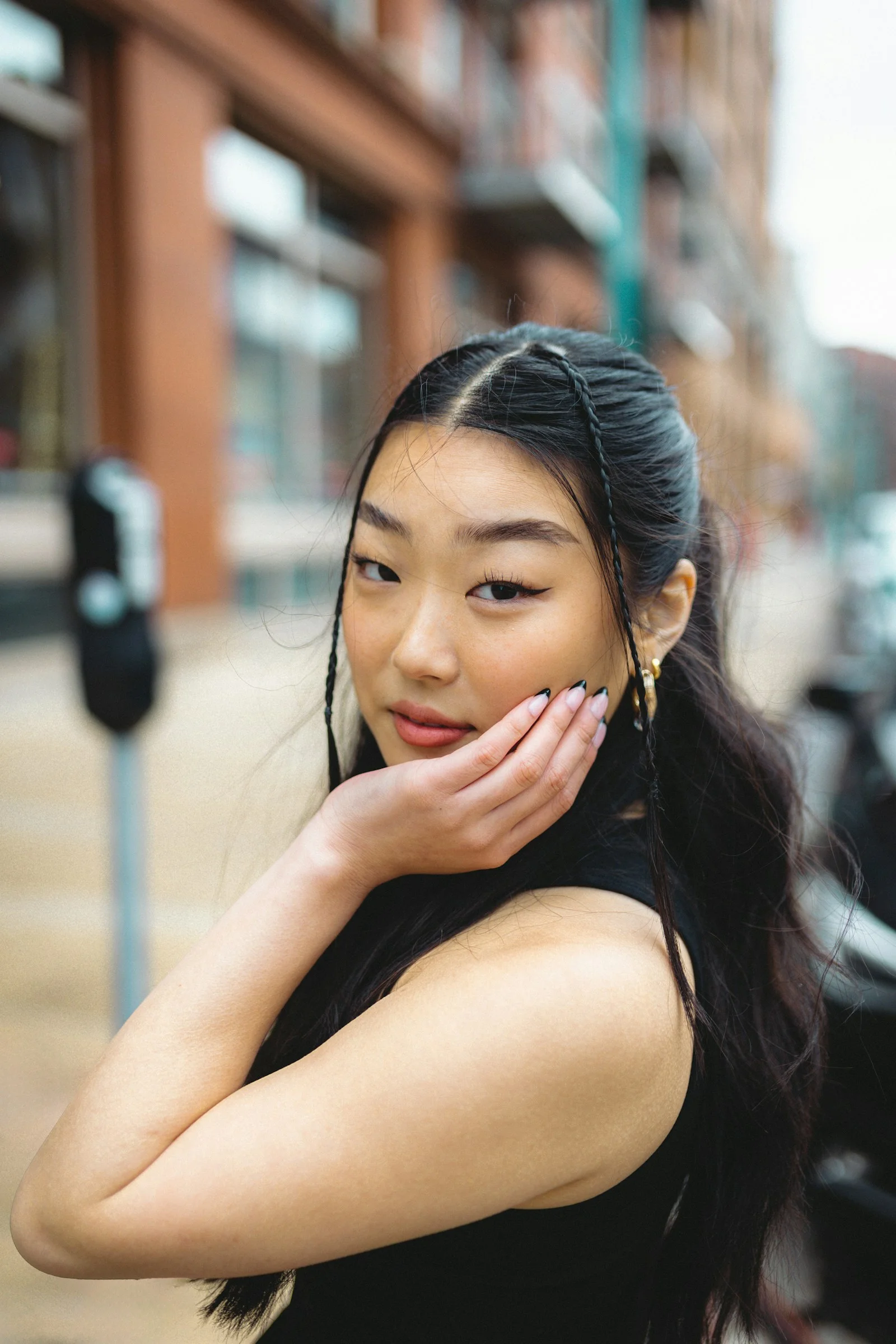 一名女子站在停車收費錶旁講手機