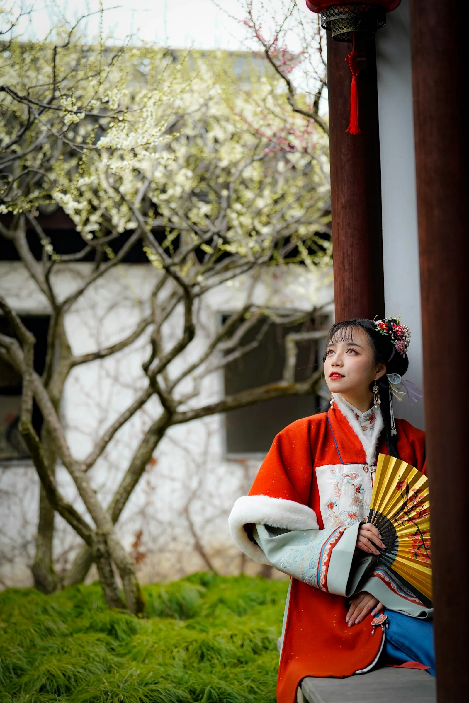 身穿红色和服、手持扇子的女人