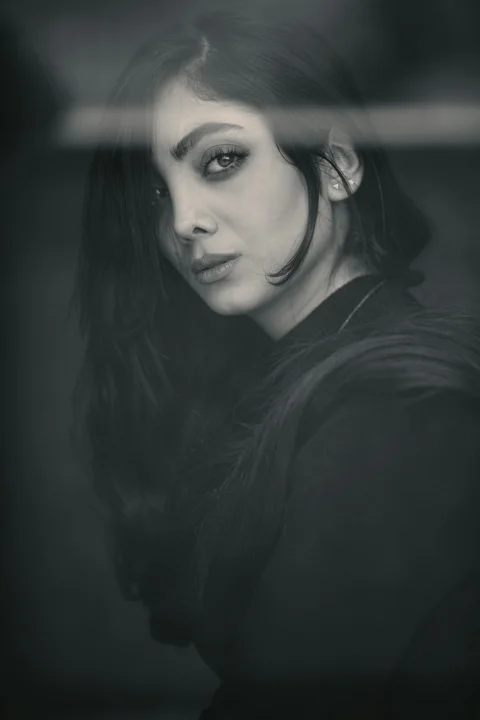 黑白照片中的女性