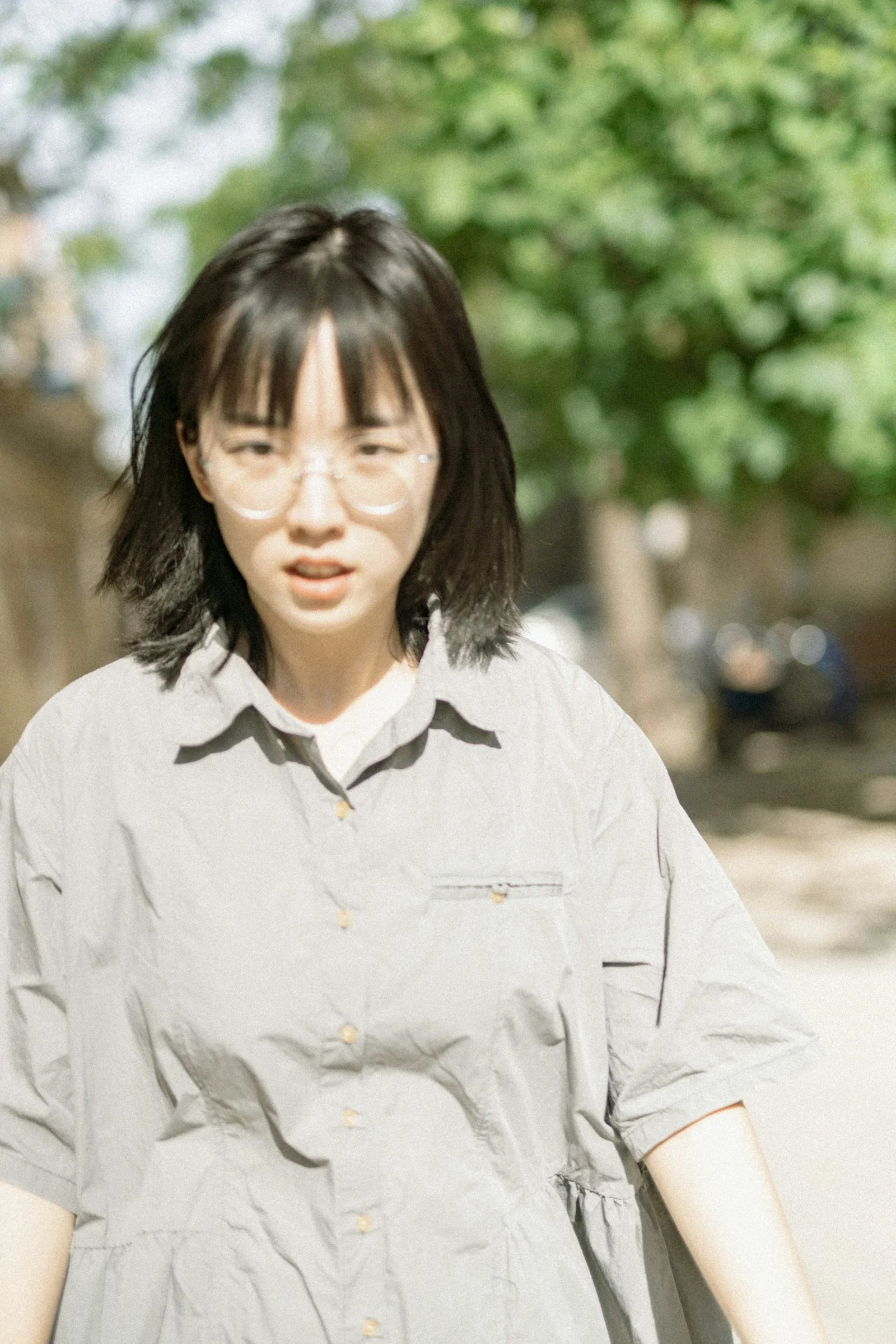 穿着白黑星星图案长袖衬衫的女人
