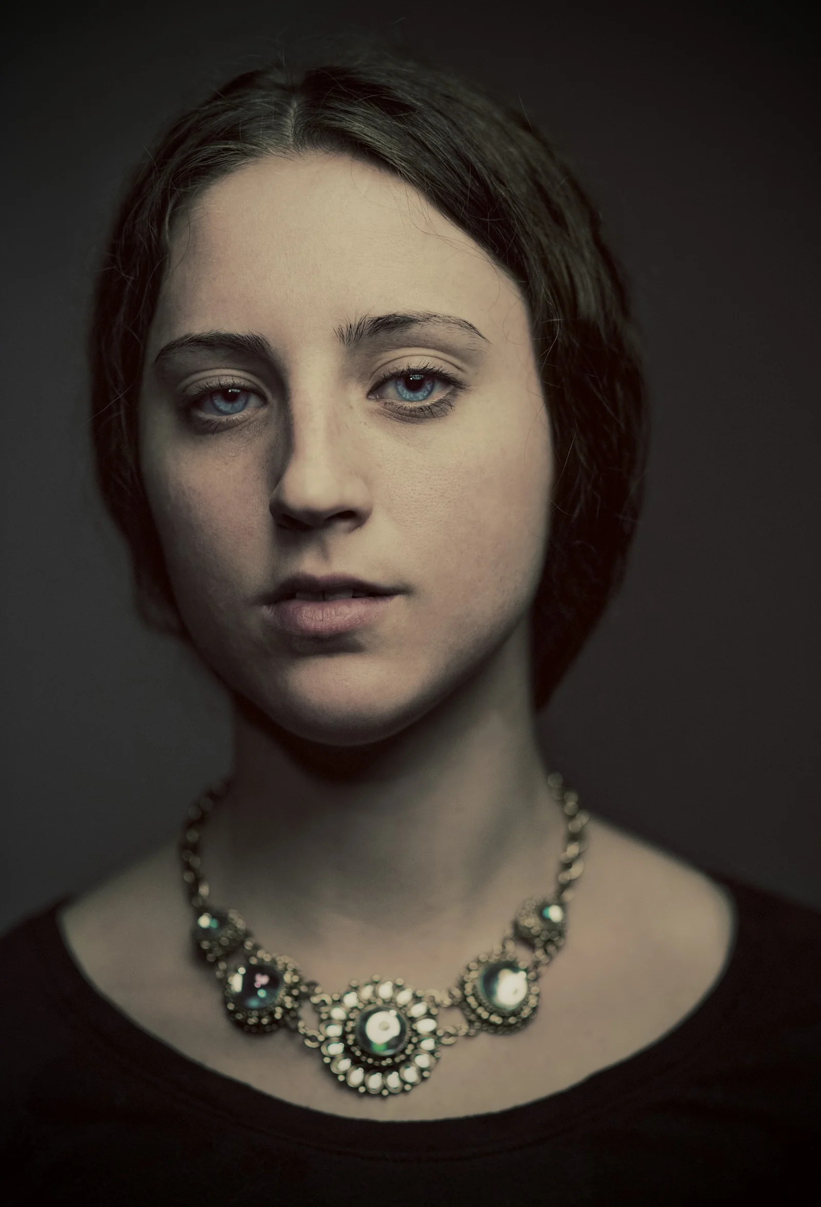 黒いトップスの女性のポートレート写真
