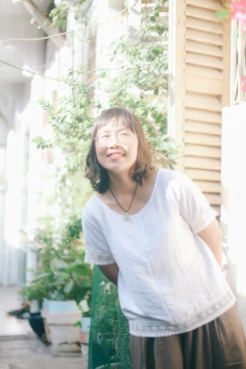 昼間の女性の白いドレス