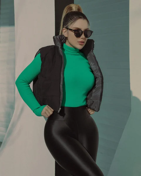 녹색 상의와 검은 레깅스를 입은 여성